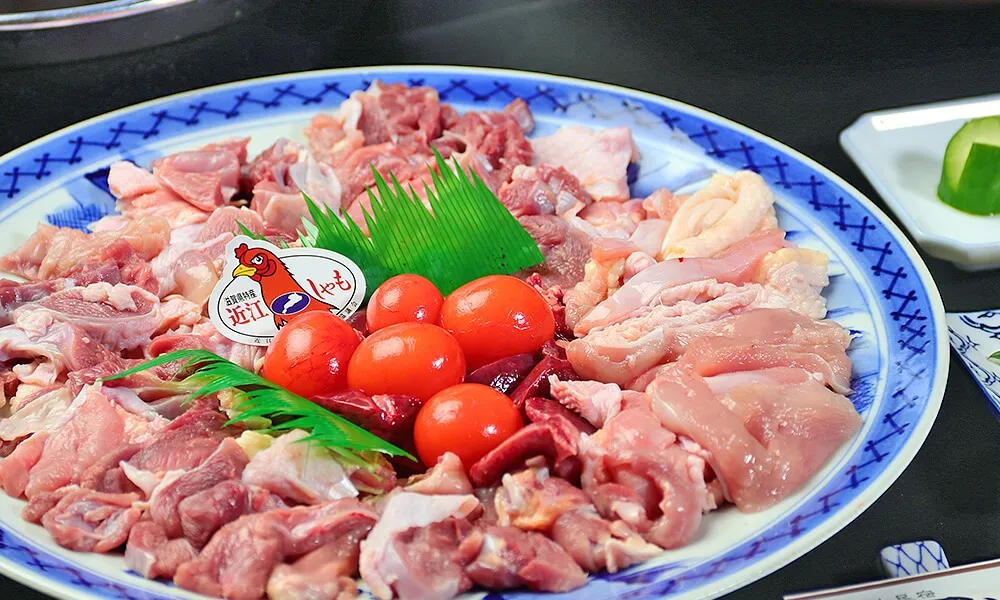 近江牛や近江しゃもをはじめ地元の物にこだわったほっこり田舎の料理でおもてなし。