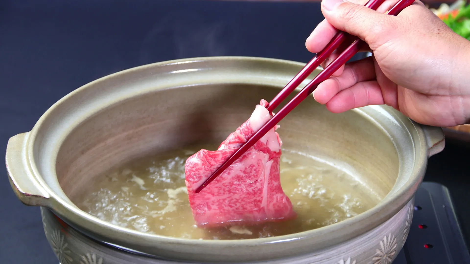 【近江牛しゃぶしゃぶ】丸仁館特製のお出汁でさっぱりといただけます。